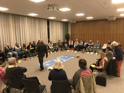 Menschen sitzen im Kreis, bei einem Glaubenskurs