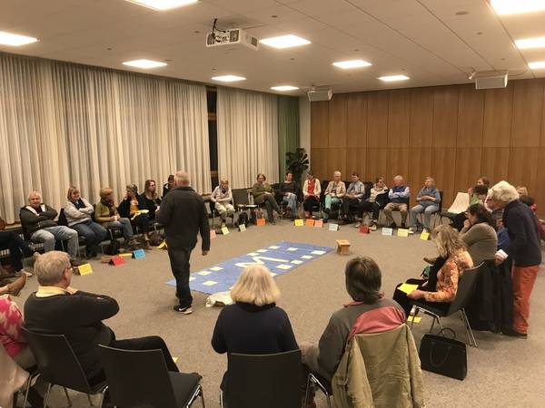 Menschen sitzen im Kreis, bei einem Glaubenskurs