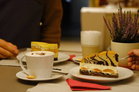 Kaffeetasse und Kuchen