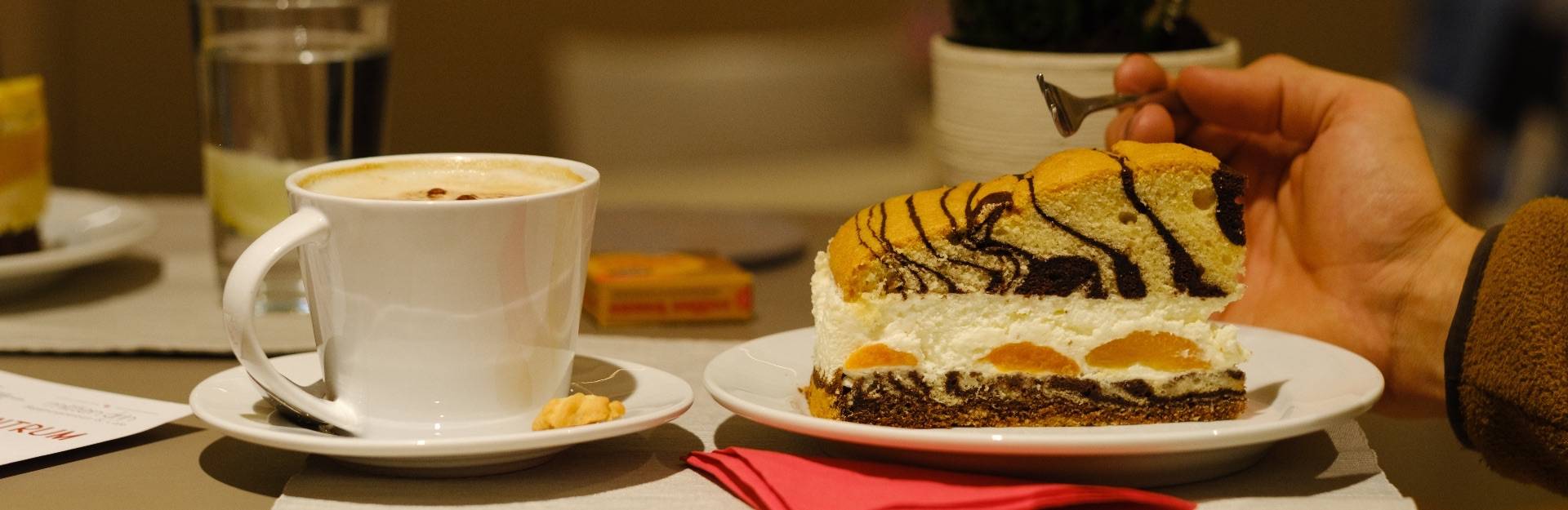 Kaffee und ein Stück Kuchen