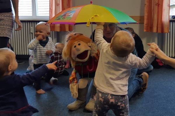 Kleinkind interessiert sich für eine Handpuppe