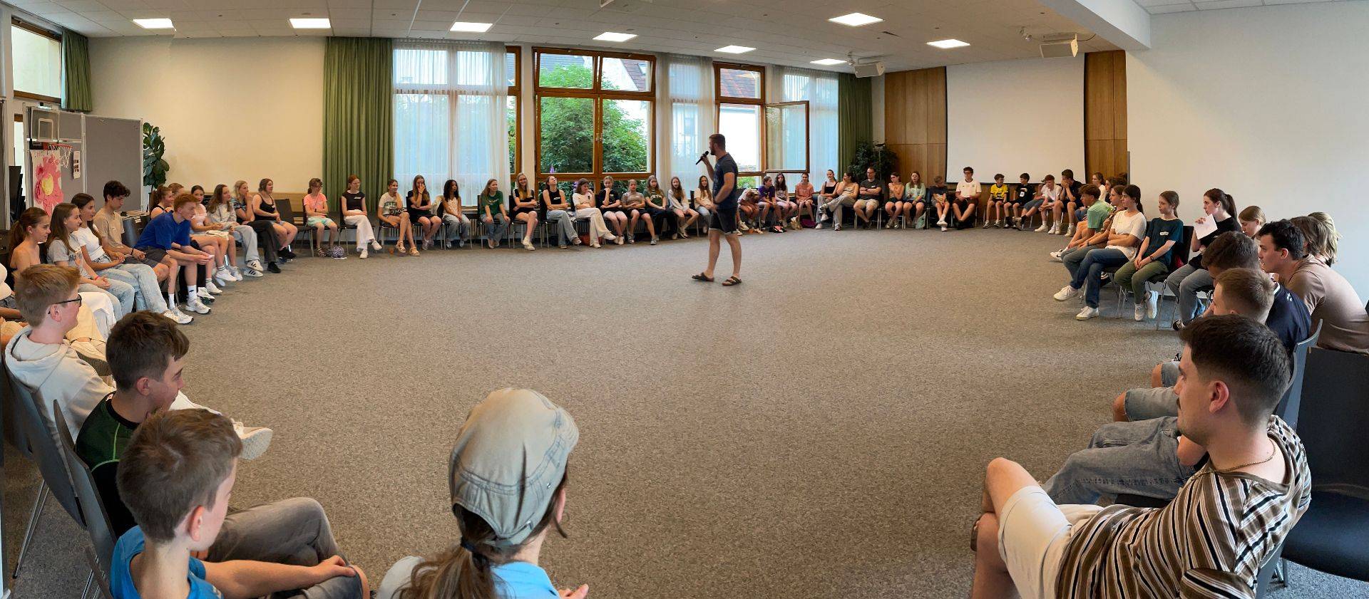 Jugendliche sitzen im Kreis